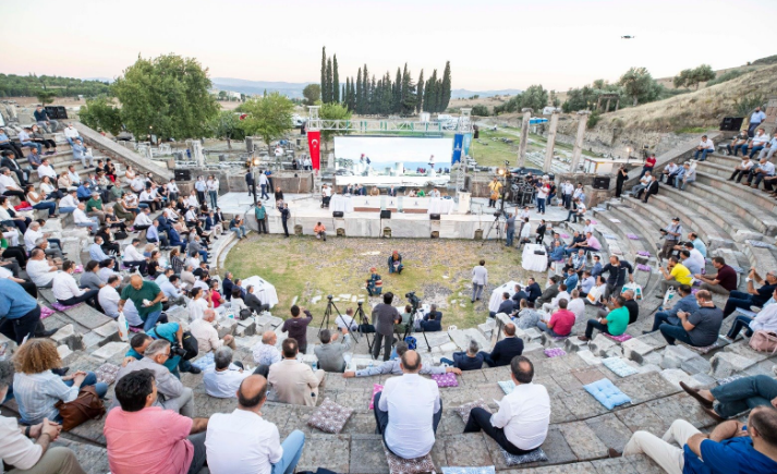 İzmir Büyükşehir Belediye Meclisi toplantısı 2 bin 400 yıllık Asklepion Tiyatrosu’nda yapıldı