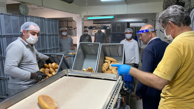 İzmir Büyükşehir Belediyesi evlere ekmek dağıtıyor