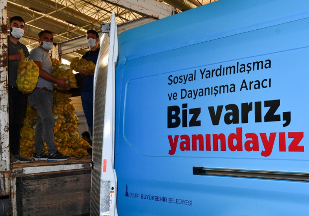 İzmir Büyükşehir Belediyesi, üreticiden aldığı 100 ton patatesi 10 bin aileye dağıtıyor
