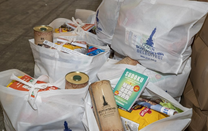 İzmir Büyükşehir Belediyesi, gıda yardımlarını dağıtmaya başladı