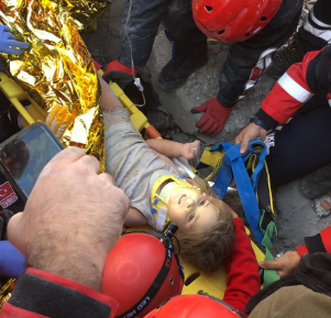 İzmir depreminden tam 91 saat sonra 3 yaşındaki Ayda Gezgin enkaz altından sağ olarak çıkarıldı