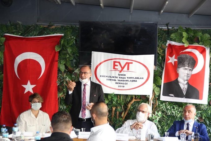 İzmir EYT Sosyal Dayanışma Derneği temsilcileri bir araya geldiği toplantıda İktidara seslendi; 'Bizi görmezden gelenleri bizde sandıkta görmezden geleceğiz'