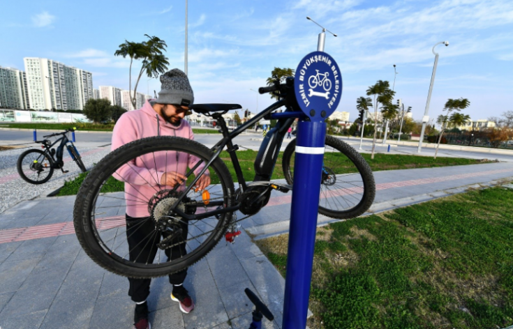 İzmir’de bisikletler için ücretsiz tamir istasyonları kuruldu