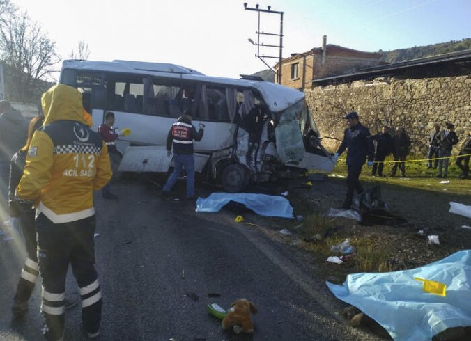 İzmir'de feci kaza! 4 kişi yaşamını yitirdi, 8 kişi yaralı