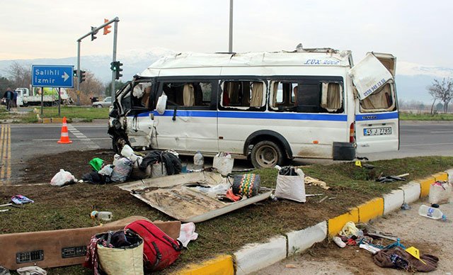 İzmir'de işçileri taşıyan minibüs kaza yaptı: 1 ölü, 24 yaralı