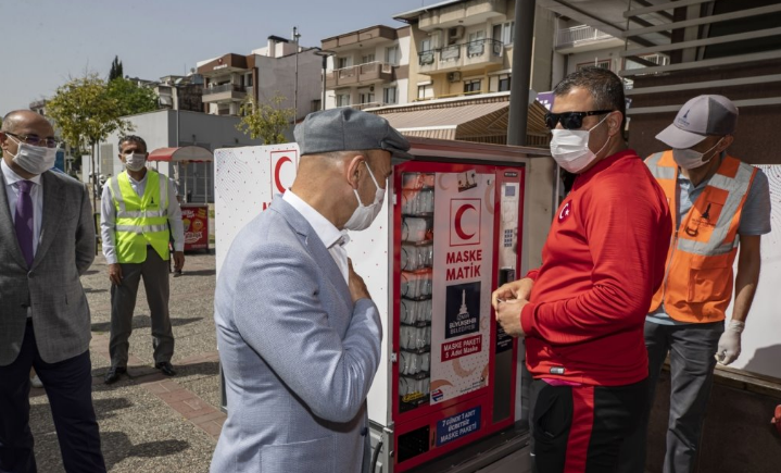 İzmir’de şimdi de seyyar maskematik uygulaması başladı