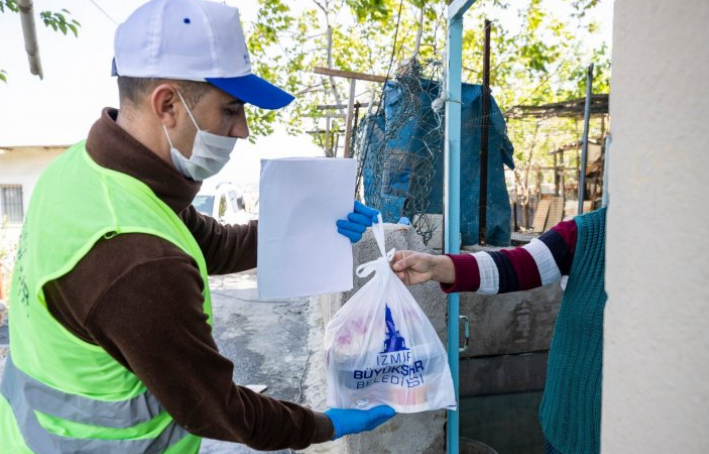 İzmir'de üç haftada 312 bin kişilik iftar paketi dağıtıldı