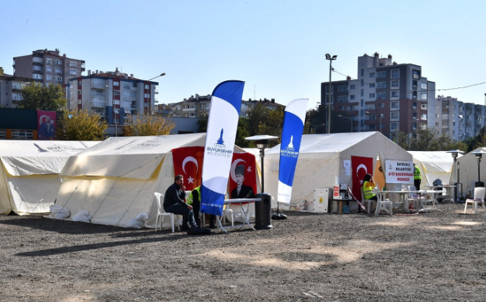 İzmir'deki depremin ardından parklara kurulan çadırlar Bayraklı'daki alana taşınıyor