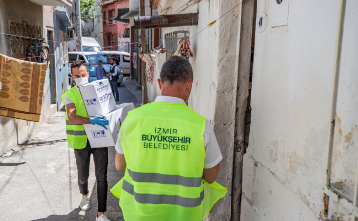 İzmir’deki mültecilere hijyen ve gıda paketi desteği