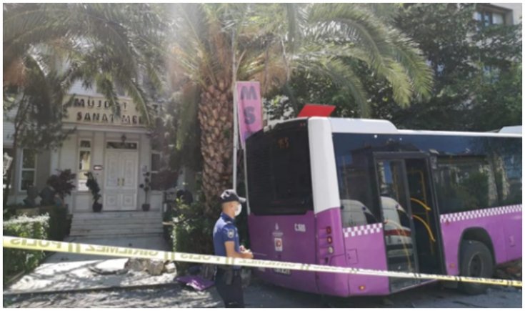 Kadıköy'de otobüs iş yerine daldı: Yaralılar var