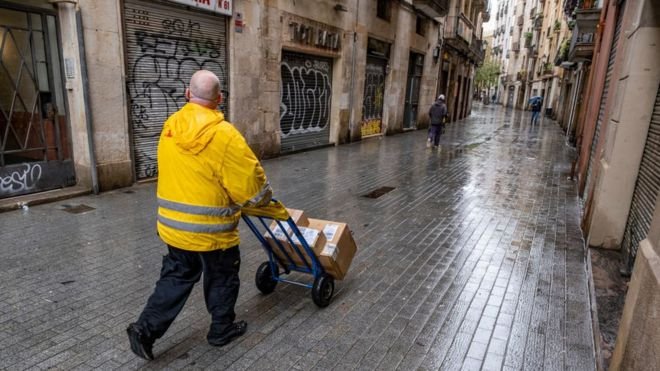 Kargo çalışanları: 'Bir günde 100-150 kişiye kargo taşınıyor, müşteriler de risk altında'