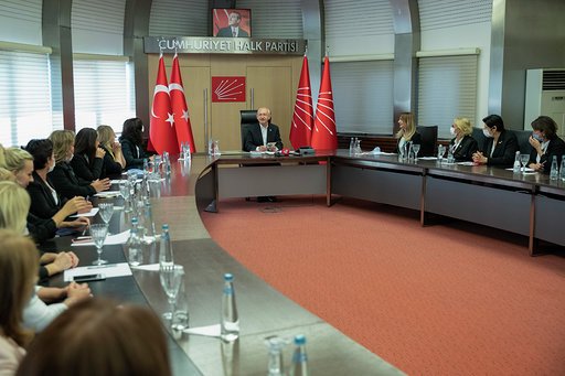 Kılıçdaroğlu, CHP Kadın Kolları Başkanı Aylin Nazlıaka ve MYK üyelerini kabul etti
