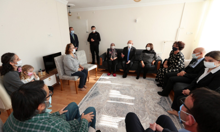 Kılıçdaroğlu İzmir’de depremzedeleri ziyaret etti