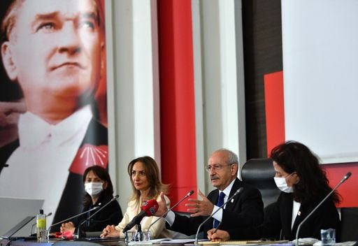 Kılıçdaroğlu, kadın kolları il ve ilçe başkanlarıyla bir araya geldi