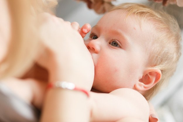 Koronavirüs Bilim Kurulu: Anneler maske takarak bebeklerini emzirebilir