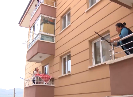 Koronavirüs nedeniyle evden çıkamayan yurttaşlar böyle vakit geçiriyor: Balkondan balkona 'isim-şehir' oynadılar