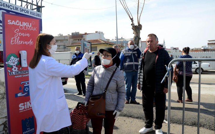 Kuşadası Belediyesi 235 bin 260 maske dağıttı