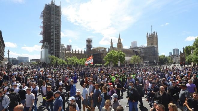 Londra'da aşırı sağcılar polisle çatıştı, 100'den fazla gösterici gözaltına alındı
