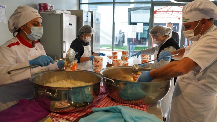 Lüleburgaz Belediyesi'nden ihtiyaç sahibi yurttaşlara yemek hizmeti