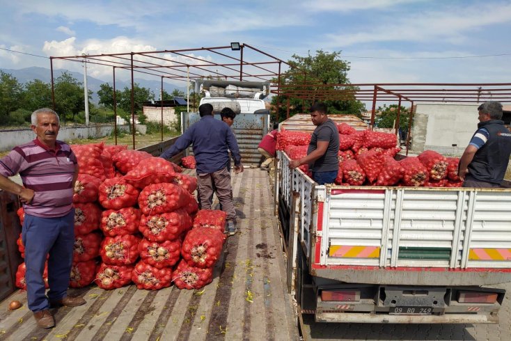 Mahsulünü satamayan çiftçiye Kuşadası Belediyesi'nden destek