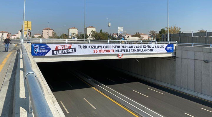 Mansur Yavaş'tan şeffaf yönetim örneği: Köprülü kavşakların maliyetini pankartla duyurdu