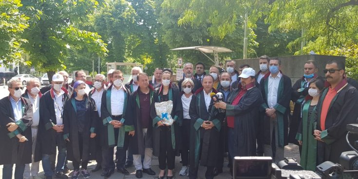 Meclis önünde bekleyen baro başkanları 'çoklu baro'yu görüşen Adalet Komisyonu üyelerine cübbe ve düğme gönderdi