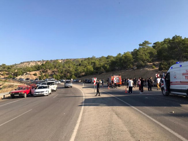Mersin'de otobüs devrildi: 2 şoför ile 4 asker şehit oldu