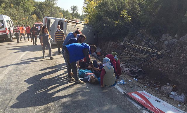 Mersin'de tarım işçisi taşıyan midibüs devrildi: 1 kişi öldü, 28 kişi yaralandı