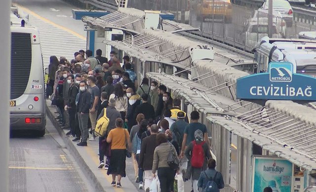 'Normalleşme'nin ilk gününde metrobüslerde yoğunluk