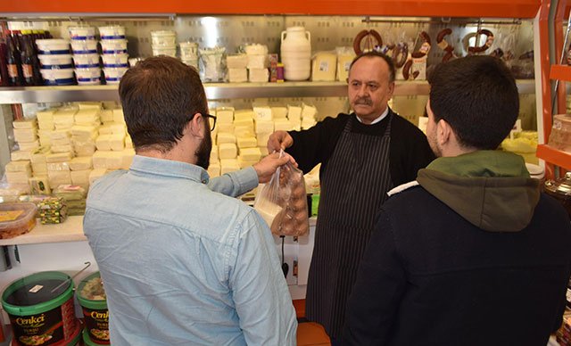 Şarküteri sahibi, öğrenciler için 'askıda peynir' uygulaması başlattı