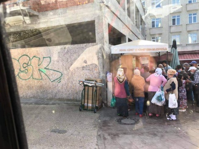 Ordu'da yurttaşlar kuru ekmek için sıraya girdi: 'AKP'li belediye, insanlık onurunu ve toplum sağlığını hiçe sayıyor'