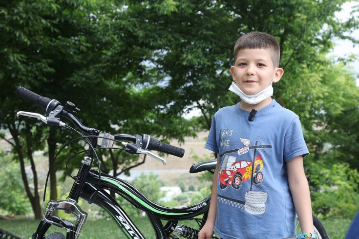 Parkı temizleyen babasına yardım eden İsmail’e İBB’den bisiklet
