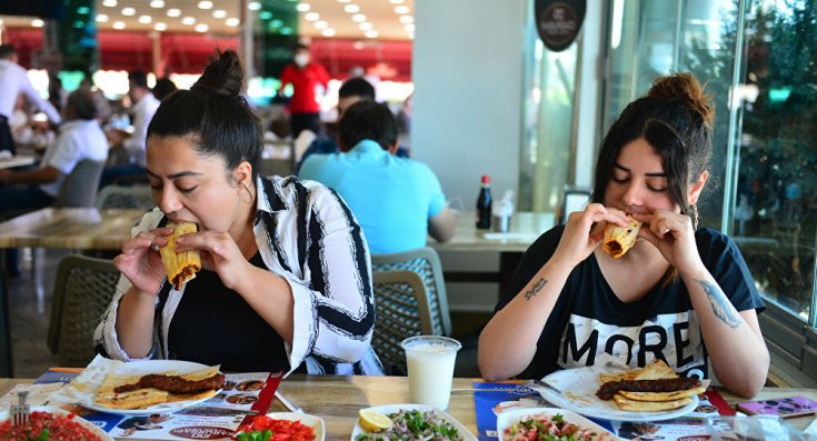 Restoranlar açıldı, Adanalılar kebapçılara akın etti: '3 aydır hasret kalmıştık'