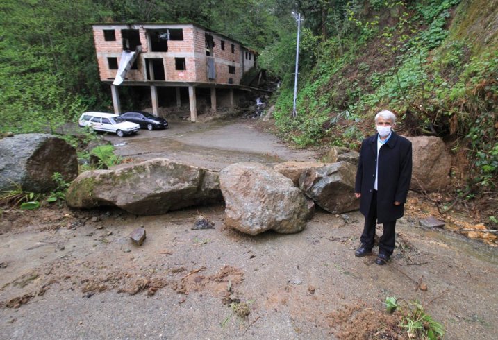 Rizeli muhtar koronavirüse karşı köyün girişini kayalarla kapattı!