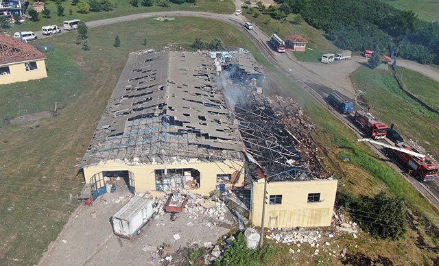 Sakarya'daki havai fişek fabrikasında meydana gelen patlamada yaşamını yitirenlerin sayısı 6'ya yükseldi