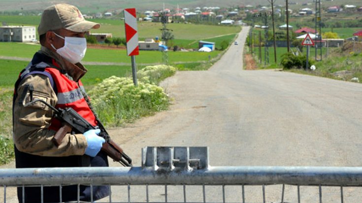 Salgının yayılmasına yol açan nişan törenine katılanlara ceza yağdı