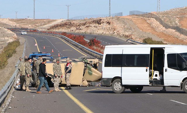 Şanlıurfa'da askeri araç devrildi: 4 yaralı