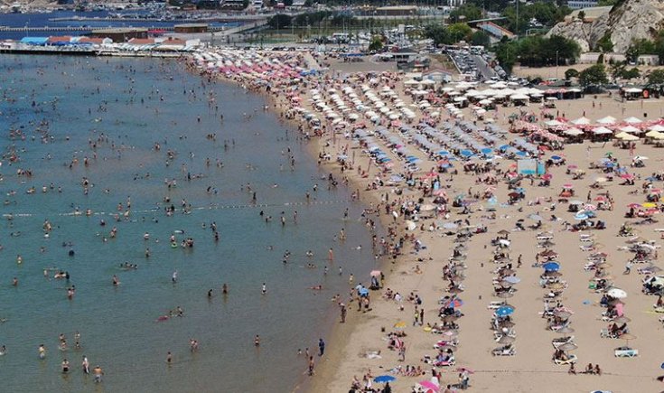 Şile sahilinde adım atacak yer kalmadı, yoğunluk nedeniyle plaja araç girişleri kapatıldı