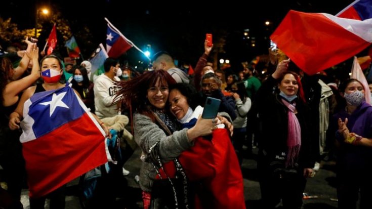 Şili'de halk, Pinochet devrinden kalma anayasanın yeniden yazılmasına ‘Evet’ dedi