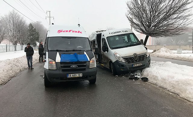 Sivas'ta servis minibüsleri çarpıştı: 12 yaralı