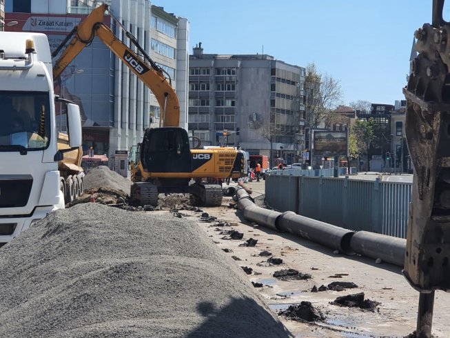 Sokağa çıkma yasağının sürdüğü 'trafiksiz' İstanbul'da İBB 4 noktada alt yapı sorunlarının çözümü için çalışmalar hızlandırıldı