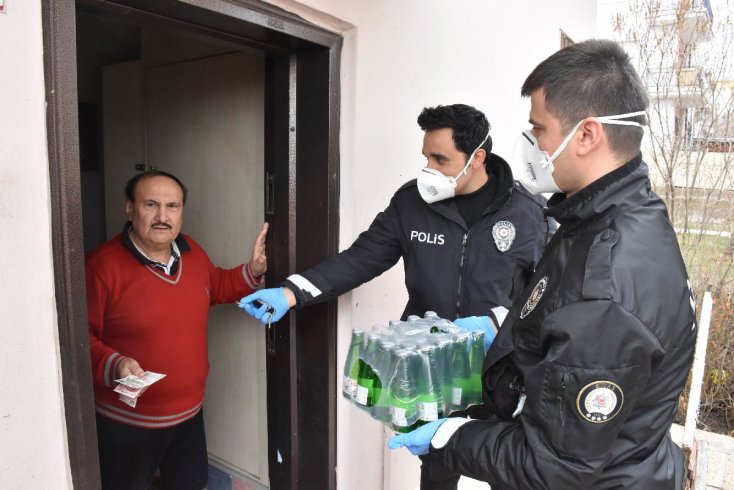 Sokağa çıkma yasağı var diye polise maden suyu sipariş etti!