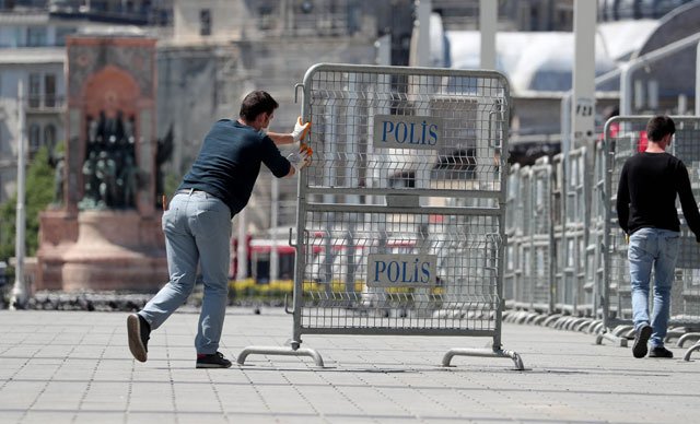 Sokağa çıkma yasağında Gezi Parkı'nı bariyerlerle kapadılar