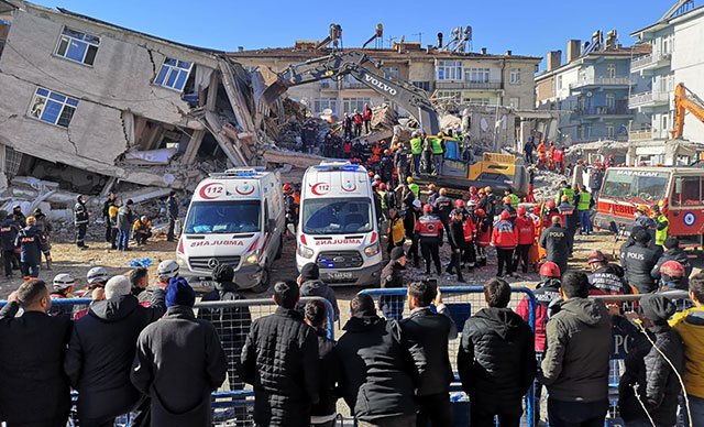 Sürsürü Mahallesi'ndeki enkazdan 1 kadının cansız bedeni çıkarıldı, depremde hayatını kaybedenlerin sayısı 36'ya ulaştı