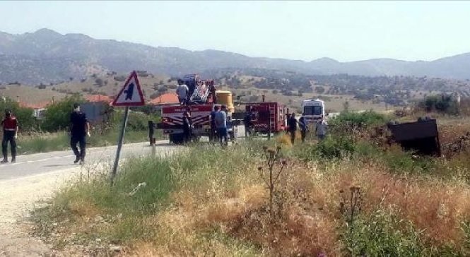 Tarım işçilerini taşıyan kamyon devrildi: İki kişi hayatını kaybetti