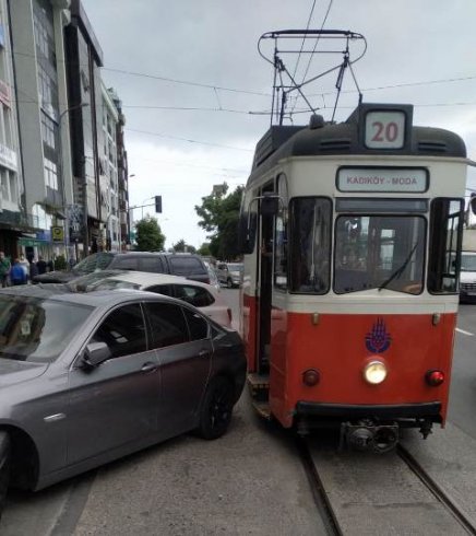 Tramvay seferlerine 160 kez hatalı park engeli