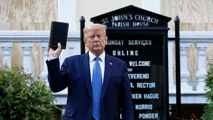 Trump, Beyaz Saray önünde protestolar sürerken elinde İncil'le yürüdü, piskopostan tepki geldi: 'Başkan İncil’i kullandı'