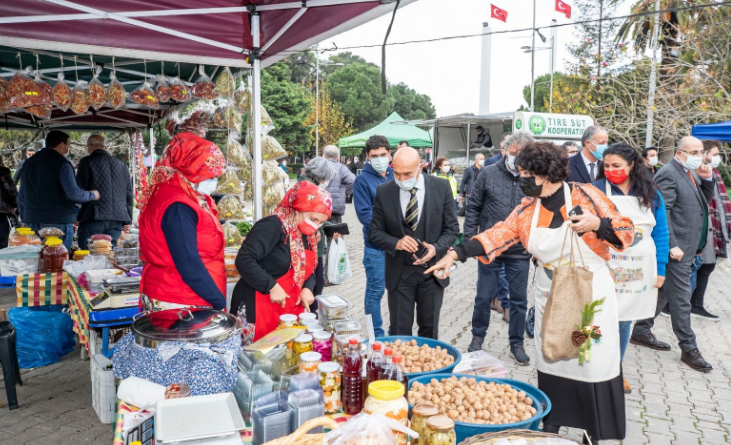 Tunç Soyer yılbaşı alışverişini Kültürpark Üretici Pazarı’nda yaptı