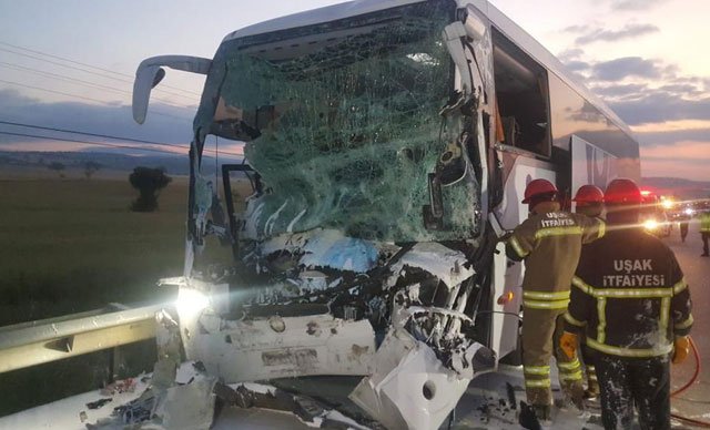 Uşak'ta feci kaza: 2 ölü, 18 yaralı