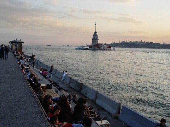 Üsküdar sahilinde çekirdek yemek yasaklandı